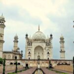 छत्रपती संभाजीनगरमध्ये बेबी का मकबरा परिसरात प्रियसीचा चोरून आक्षेपार्ह व्हिडिओ काढला आणि नंतर विकृताने तिच्या सख्या भावाला पाठवला.